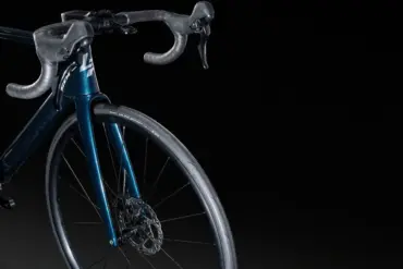 Detailansicht des blauen Lapierre Xelius DRS 5.0 Rennrads mit Fokus auf das Vorderrad, die Gabel und den Lenker