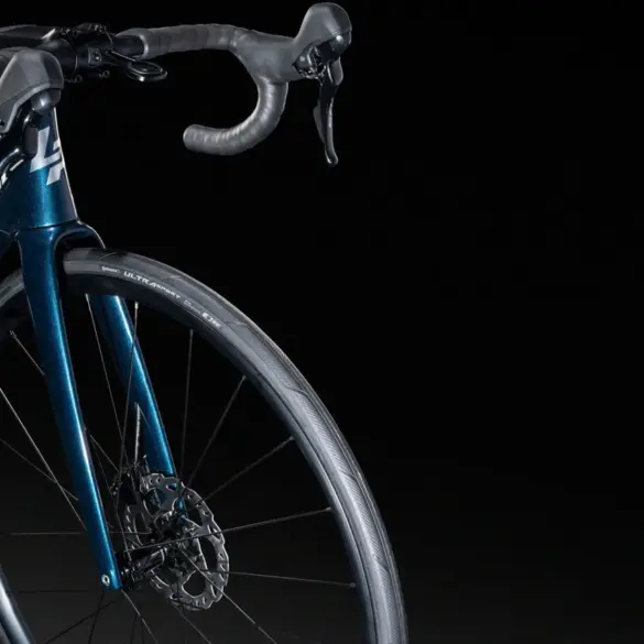 Detailansicht des blauen Lapierre Xelius DRS 5.0 Rennrads mit Fokus auf das Vorderrad, die Gabel und den Lenker
