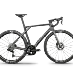 Seitenansicht eines grauen Lapierre Xelius DRS 9.0 Rennrads mit DT Swiss Laufrädern und Shimano Dura-Ace Di2 Schaltung.