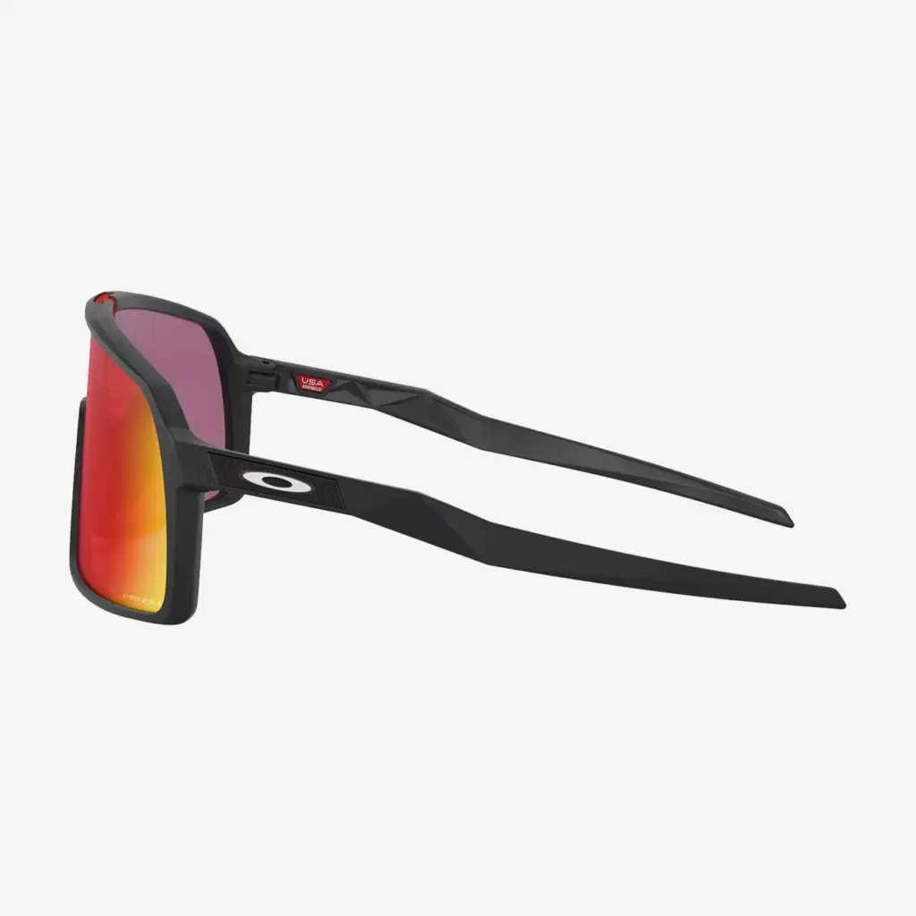 Oakley Sutro Prizm Road Fahrradbrille mit schwarzem Rahmen und roten verspiegelten Gläsern.