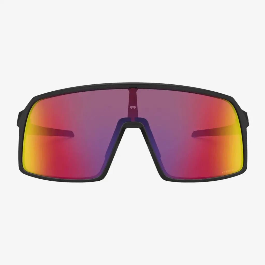 Nahaufnahme einer schwarzen Oakley Sutro Prizm Road Fahrradbrille mit verspiegelten roten und gelben Gläsern.