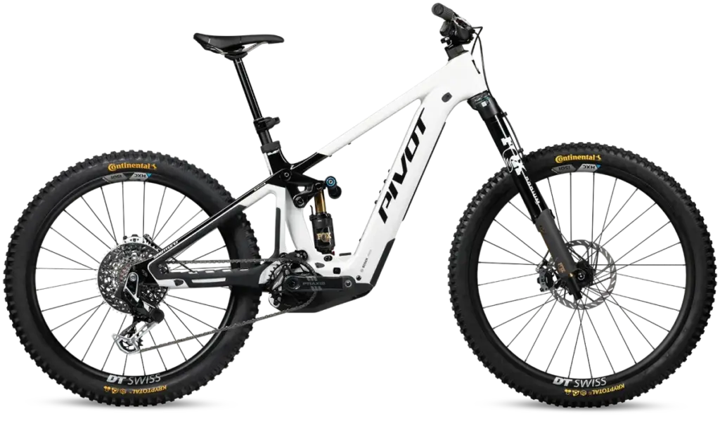 Seitenansicht eines weißen Pivot Shuttle LT E-Mountainbikes mit schwarzer Schrift.