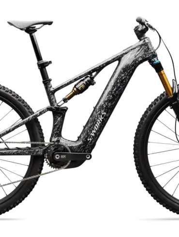 Seitenansicht eines S-Works Turbo Levo R E-Mountainbikes in auffälliger Carbon-Optik.