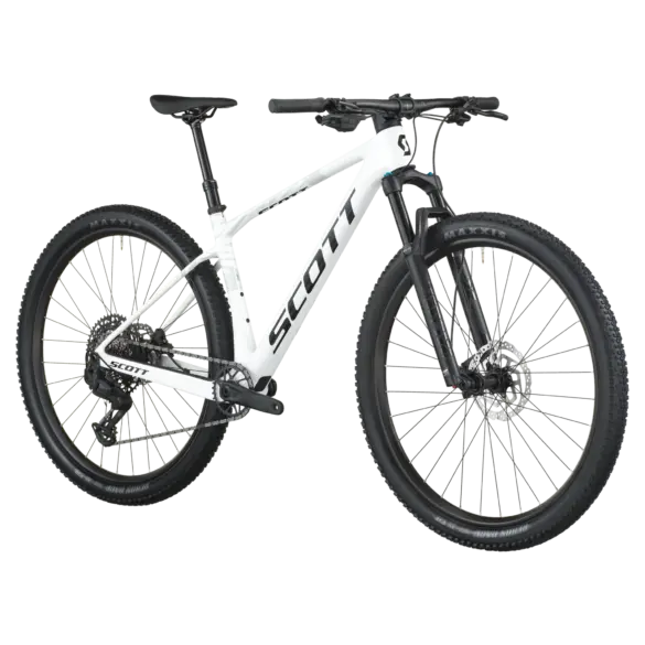 Scott Scale 910 Fahrrad von vorne seitlich mit schwarzem Hintergrund.