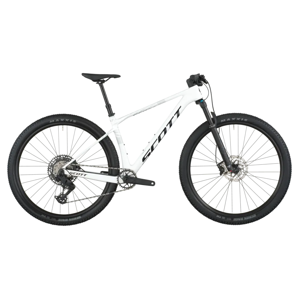Das Scott Scale 910 ist ein weißes Hardtail Mountainbike, abgebildet in einer Seitenansicht vor schwarzem Hintergrund, mit Fokus auf den Rahmen und die Komponenten.