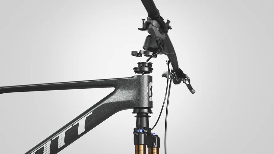 Nahaufnahme des Carbonrahmens eines SCOTT Scale 920 Mountainbikes, wobei das Steuerrohr, die obere Gabelbrücke und Teile des Lenkers sichtbar sind.