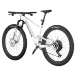 Scott Spark RC World Cup EVO Cross-Country-Mountainbike in Weiß mit schwarzen Akzenten, von der Seite betrachtet.