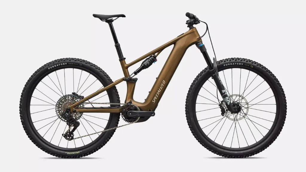 Specialized Turbo Levo R Comp E-Mountainbike in mattbraun mit schwarzem Sattel, Federgabel und Hinterbau-Dämpfer.