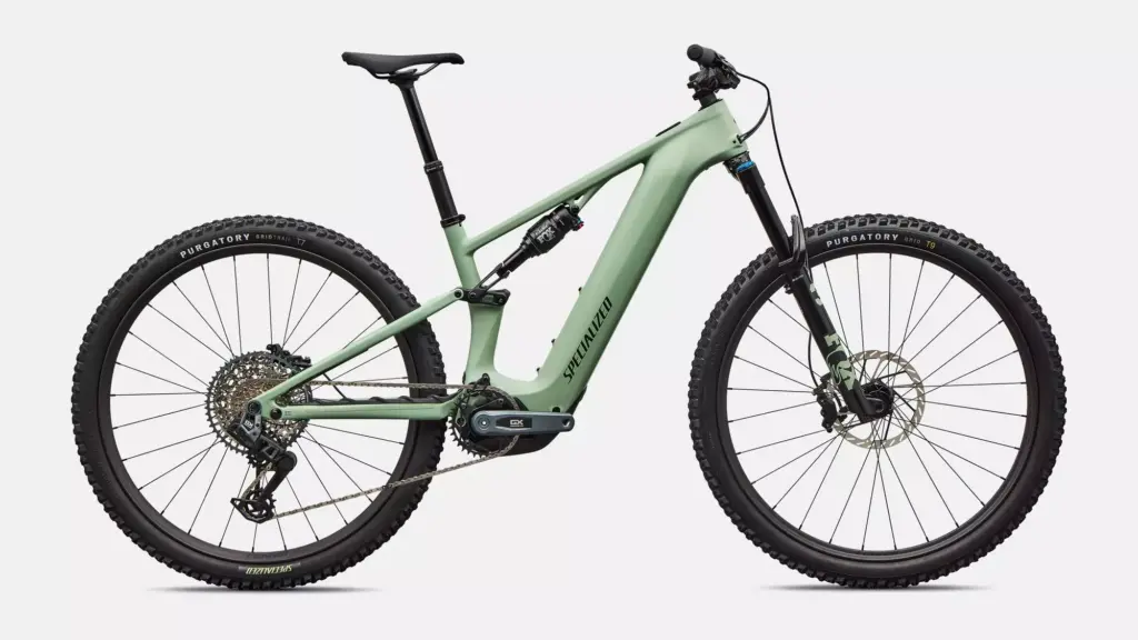 Ein mintgrünes Specialized Turbo Levo R Expert E-Mountainbike mit Vollfederung, dicken Reifen und SRAM GX Eagle Transmission Antrieb.