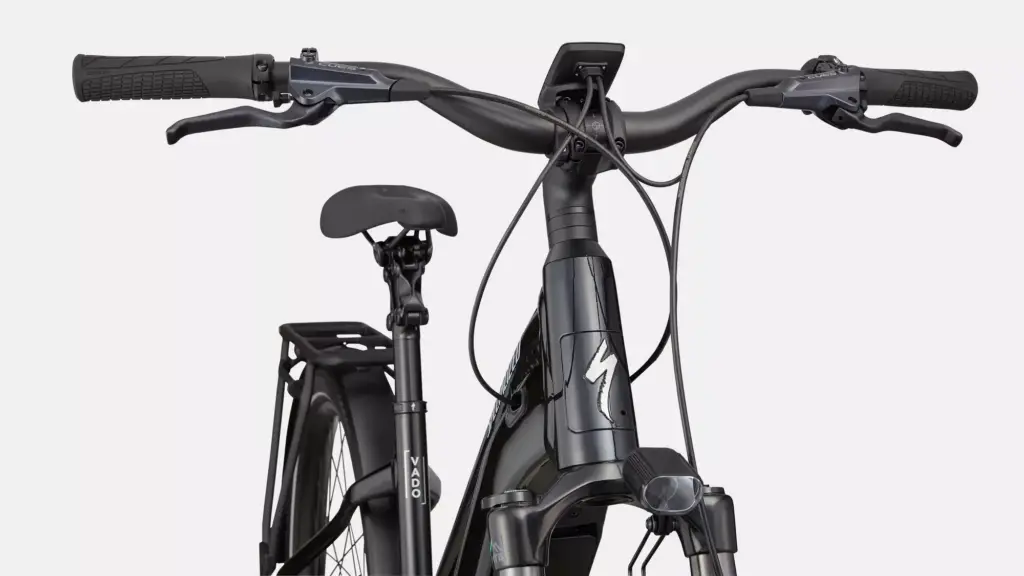 Vorderansicht des schwarzen Specialized Turbo Vado 5.0 IGH E-Bikes mit Fokus auf Lenker, Vorbau und Oberrohr.