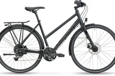Seitenansicht eines schwarzen STEVENS 6X Lite Tour LT Trekkingrads mit Gepäckträger, Schutzblechen und Nabendynamo.