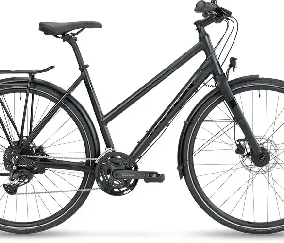 Seitenansicht eines schwarzen STEVENS 6X Lite Tour LT Trekkingrads mit Gepäckträger, Schutzblechen und Nabendynamo.