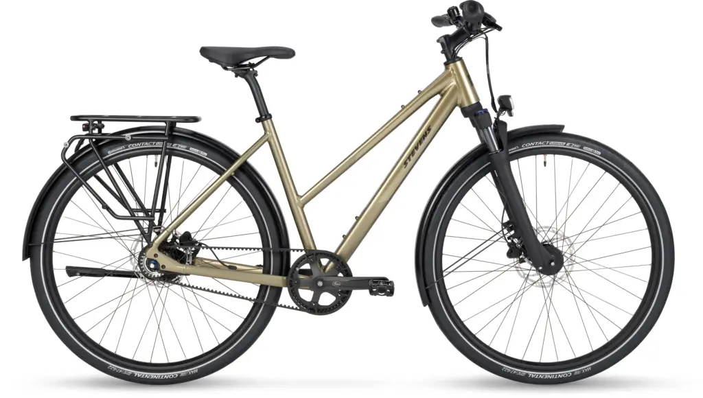 Seitenansicht eines STEVENS Aviolo 5.2 LT Tourenrads in der Farbe Light Olive, ausgestattet mit Shimano Nabenschaltung, Gates Riemenantrieb, Gepäckträger und Schutzblechen.