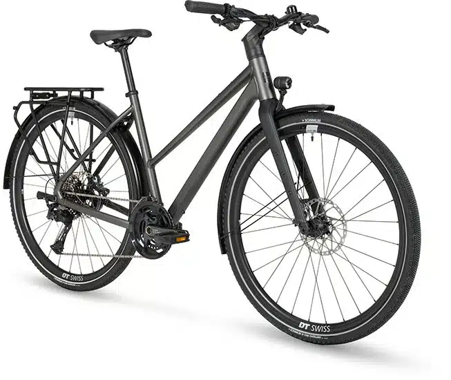 Graues Stevens Caleta 9.1 LT Trekkingrad mit Gepäckträger und Schutzblechen.