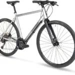 Vorderansicht eines Stevens Strada 800 Fahrrads in Silber, auf weißem Hintergrund.