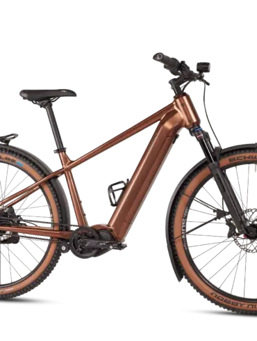 Ein bronzefarbenes MAXX Pacemaxx ELS Tour SUV-E-Bike mit Gepäckträger, Schutzblechen und Federgabel.