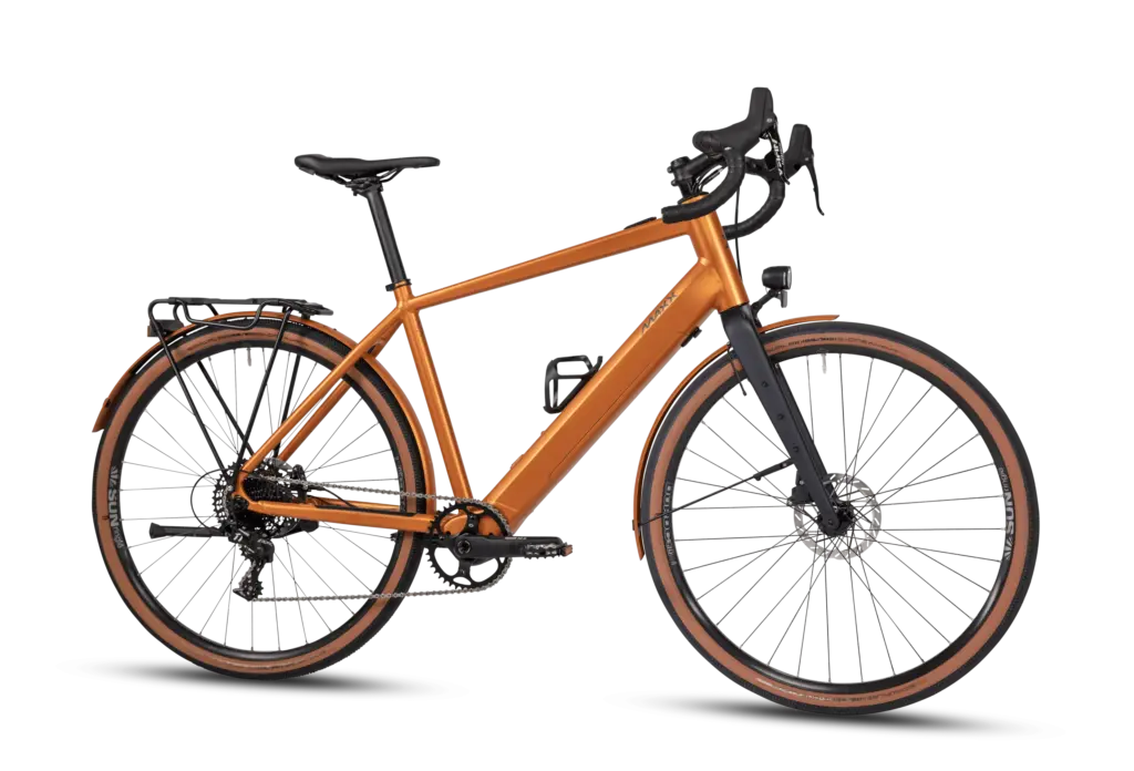 Seitenansicht eines orangefarbenen MAXX Roadmaxx ELF Tour E-Bikes mit schwarzen Anbauteilen und braunen Reifen.