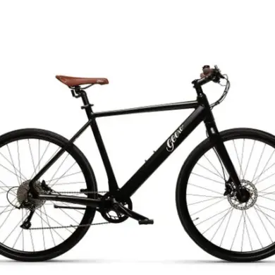 Ein schwarzes GEERO 2 E-Bike mit braunem Sattel und dem Schriftzug "Geero" auf dem Unterrohr, präsentiert vor einem weißen Hintergrund.