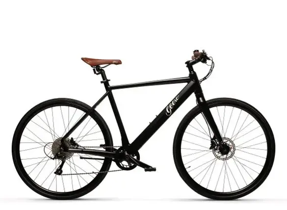 Ein schwarzes GEERO 2 E-Bike mit braunem Sattel und dem Schriftzug "Geero" auf dem Unterrohr, präsentiert vor einem weißen Hintergrund.