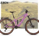 Lila MAXX Jinxx ELF Tour E-Bike mit Vollfederung, Vario-Sattelstütze, Gepäckträger, Schutzblechen und integrierter Lichtanlage, abgebildet vor einer Kulisse von Hügeln.