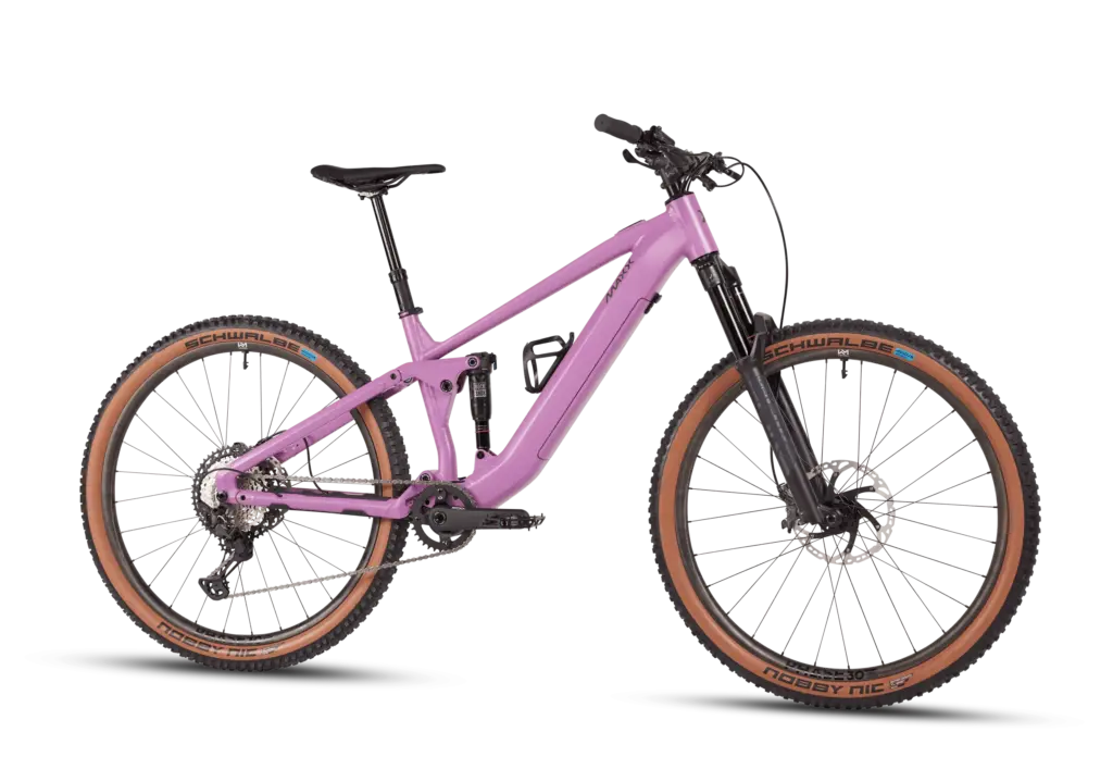 Seitenansicht eines violetten MAXX Jinxx ELF Ride 60 E-Mountainbikes auf schwarzem Hintergrund.