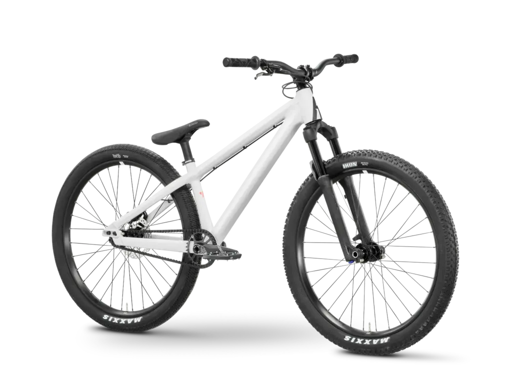 Weißes Rose Bruce 1 Dirt Jump Bike mit schwarzen Felgen und Reifen, schwarzem Lenker und Sattel, Federgabel vorne.