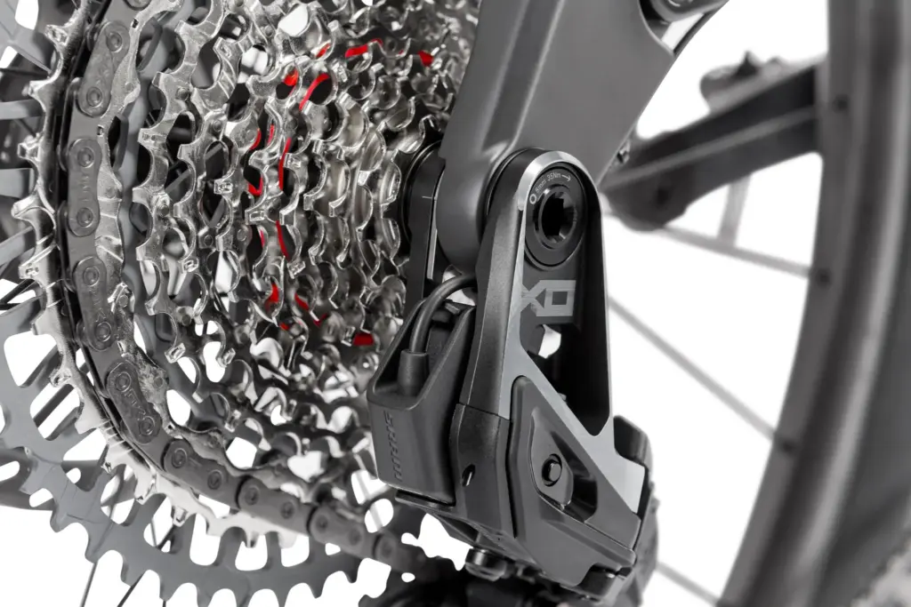 Nahaufnahme des Schaltwerks und der Kassette eines ROTWILD R.XX Mountainbikes mit Kette.
