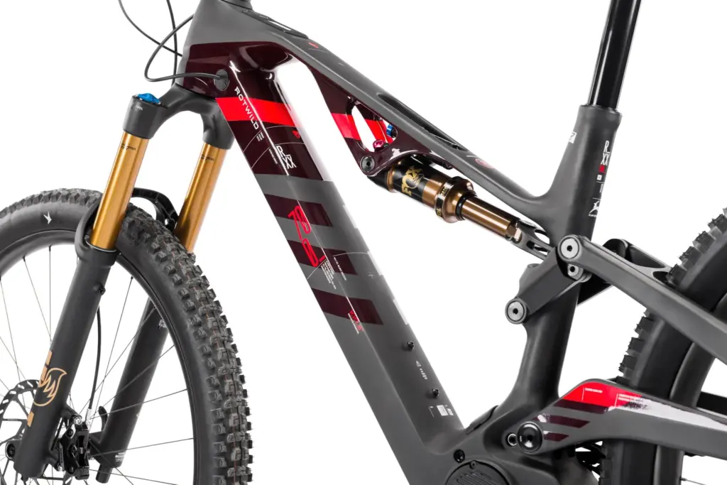Detailansicht des Rahmens eines ROTWILD R.XX E-Trailbikes, Fokus auf die Aufhängung, den Dämpfer und die Vordergabel.