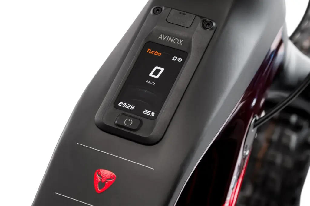 Detailaufnahme des integrierten Avinox Displays am Lenker eines ROTWILD R.XX E-Bikes, zeigt "Turbo"-Modus, Geschwindigkeit "0 km/h", Uhrzeit "23:29" und Akkustand "26%".