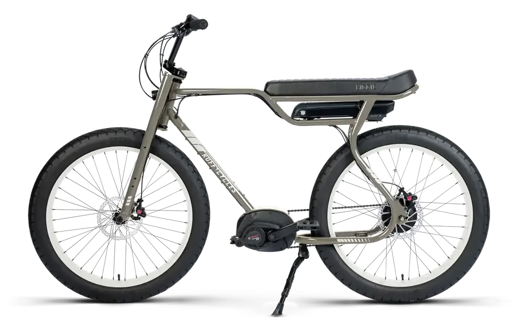 Seitliche Ansicht des grauen Ruff Cycles Biggie E-Bikes mit breiten Reifen, BMX-Lenker und Bosch-Antrieb.