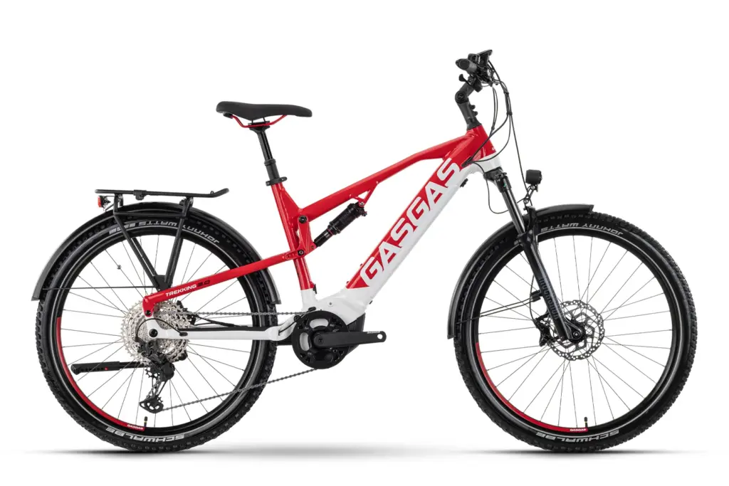 Rotes und weißes GASGAS G Trekking E-Bike mit Federung, Gepäckträger und Schutzblechen, das für Straße und Trail geeignet ist.