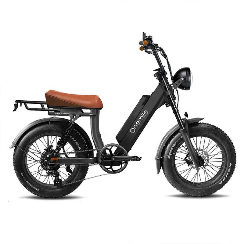 Seitenansicht eines schwarzen Onemile Scrambler Speedbikes mit braunem Sattel und breiten Reifen.