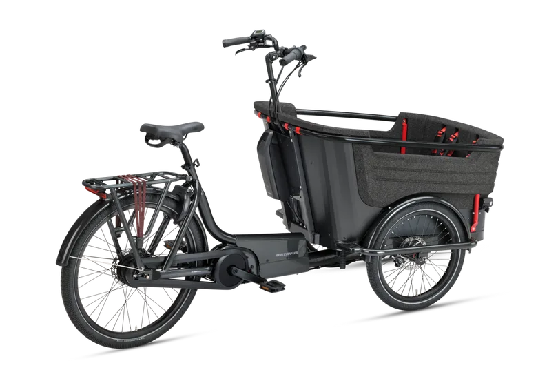 Schwarzes Batavus Fier 3 Lastenrad mit großer Transportbox vorne, zwei Rädern vorne und einem Rad hinten.