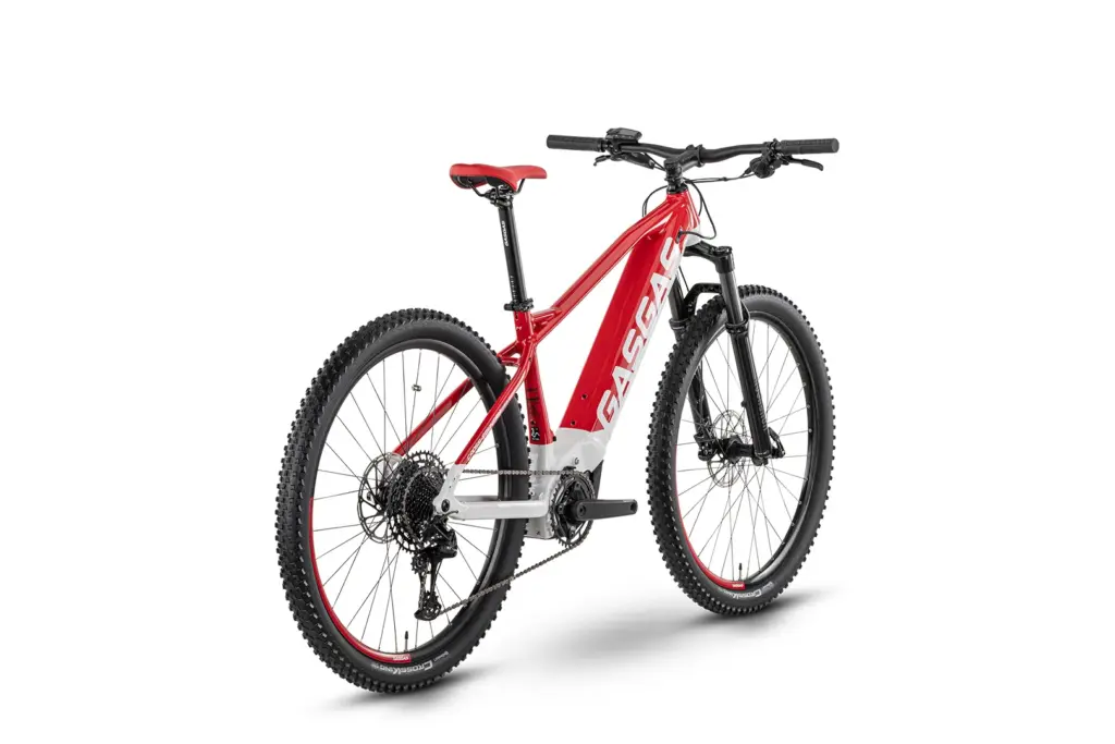 Seitenansicht eines roten GasGas G Cross Country 3.0 E-MTB mit großen Reifen und Federgabel.