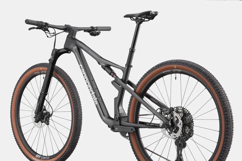 Seitenansicht eines dunkelgrauen Cannondale Scalpel 2 Lefty Mountainbikes mit braunen Reifen und schwarzem Rahmen.
