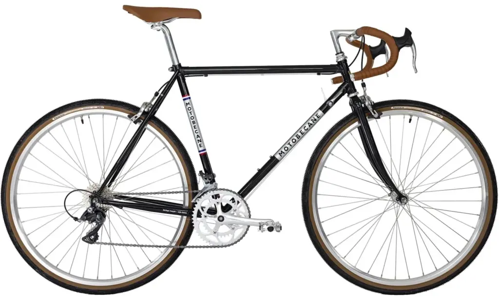 Schwarz lackiertes Stahlfahrrad mit braunem Lenkerband und braunem Sattel, silbernen Felgen und braunen Reifen. Das Fahrrad zeigt die Aufschrift "MOTOBECANE" auf dem Unterrohr.
