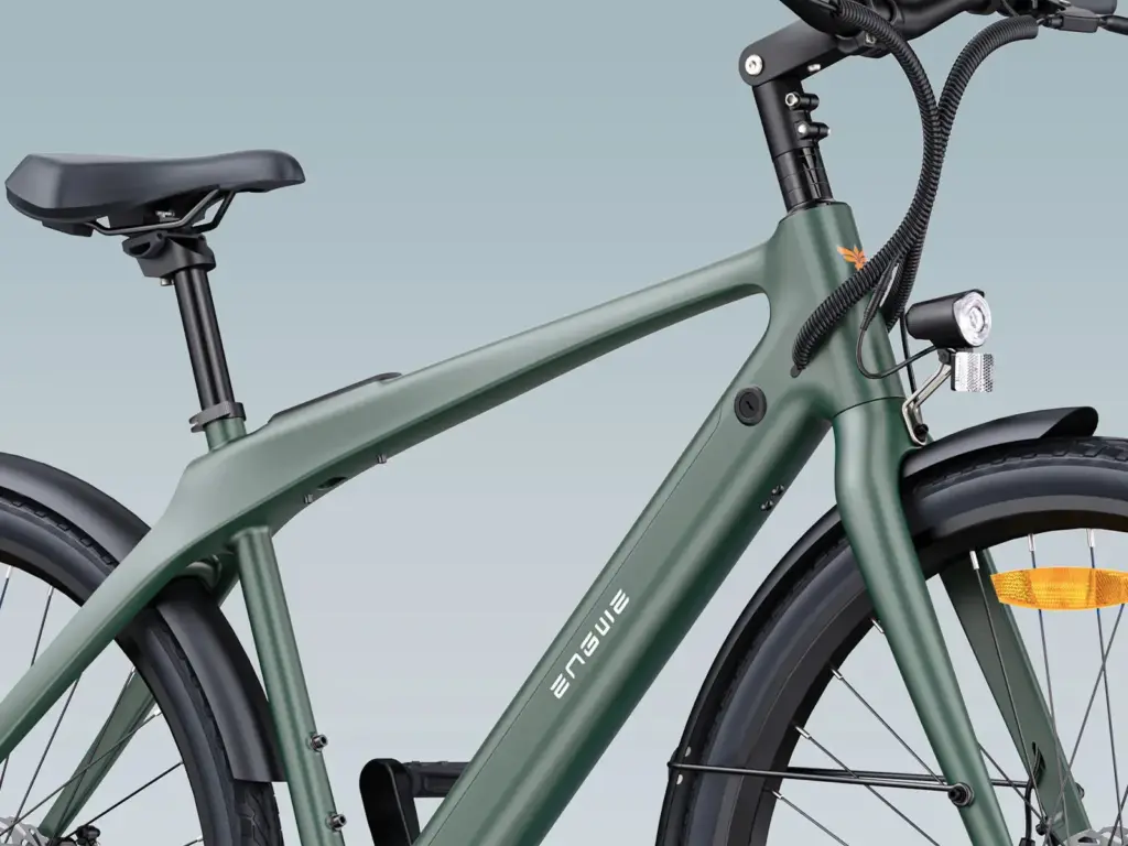 Seitenansicht eines grünen ENGWE N1 AIR E-Bikes, Fokus auf den Carbonrahmen, Sitz und Vorderreifen.