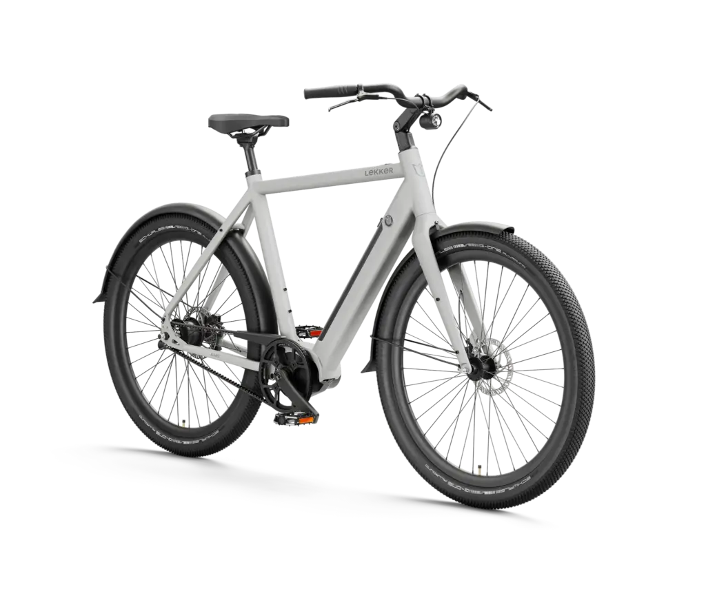 Graues Lekker Amsterdam Urban E-Bike mit breiten Reifen und integriertem Akku, isoliert vor schwarzem Hintergrund.