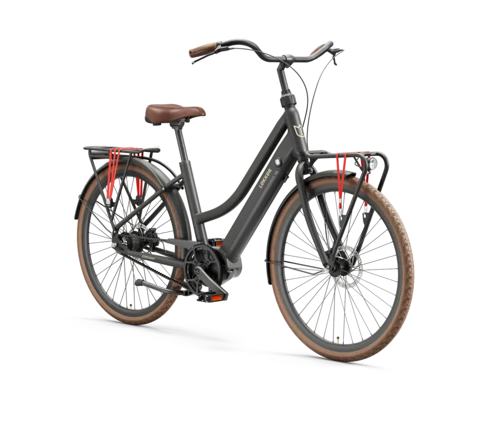 Schwarz lackiertes LEKKER Jordaan Urban E-Bike mit braunem Sattel und Lenkergriffen, Front- und Heckgepäckträger, sowie auffälligen roten Spanngummis am Gepäckträger.