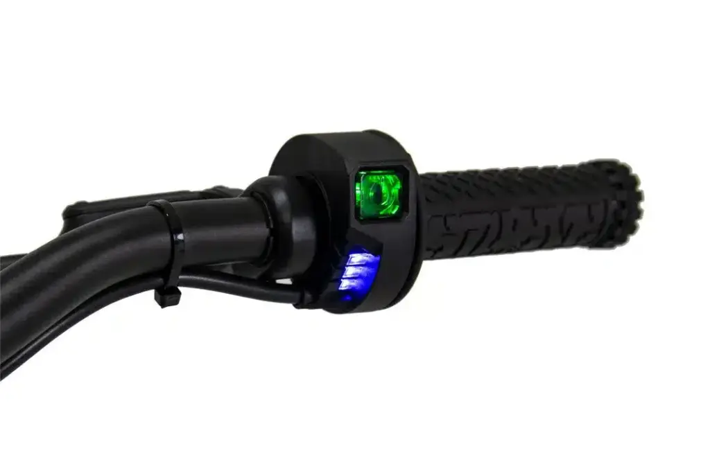 Detailansicht des Lenkers eines STACYC Elektro-Balancebikes, Fokus auf den Gasgriff mit grüner Taste und blauen LED-Indikatoren.