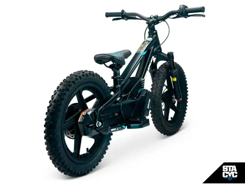 Ein schwarzes STACYC 16eDRIVE ELITE 36V Elektro-Balancebike von der Seite betrachtet.