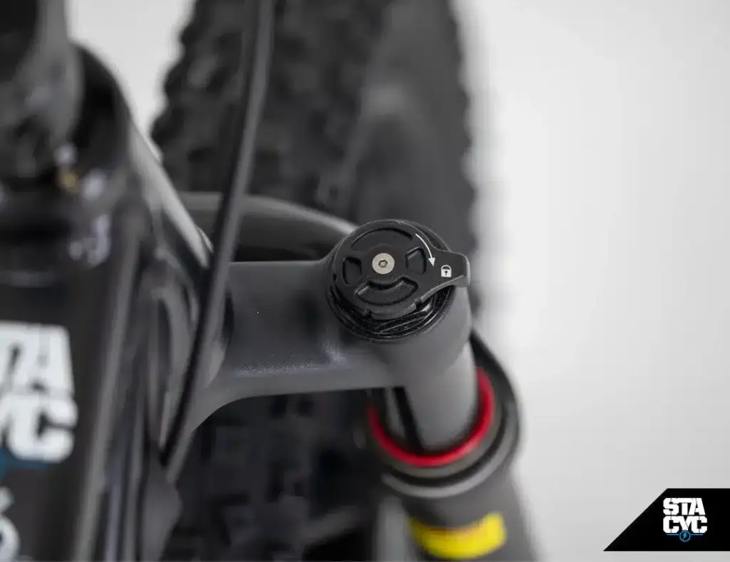 Nahaufnahme des Einstellknopfs für die Luftfedergabel eines STACYC 16eDRIVE ELITE 36V Elektro-Balancebikes.