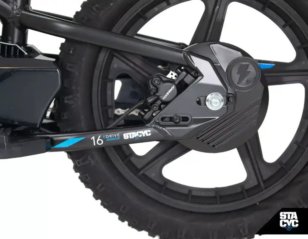 Detailansicht des Hinterrads eines STACYC 16eDRIVE ELITE Elektro-Laufrads, zeigt den Motor, die Bremse und das 16-Zoll-Rad.