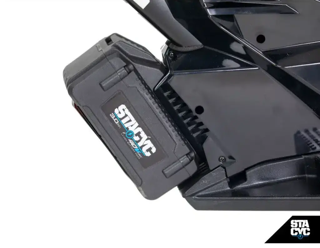 Nahaufnahme des abnehmbaren Lithium-Ionen-Akkus des STACYC 16eDRIVE ELITE 36V Elektro-Balancebikes.