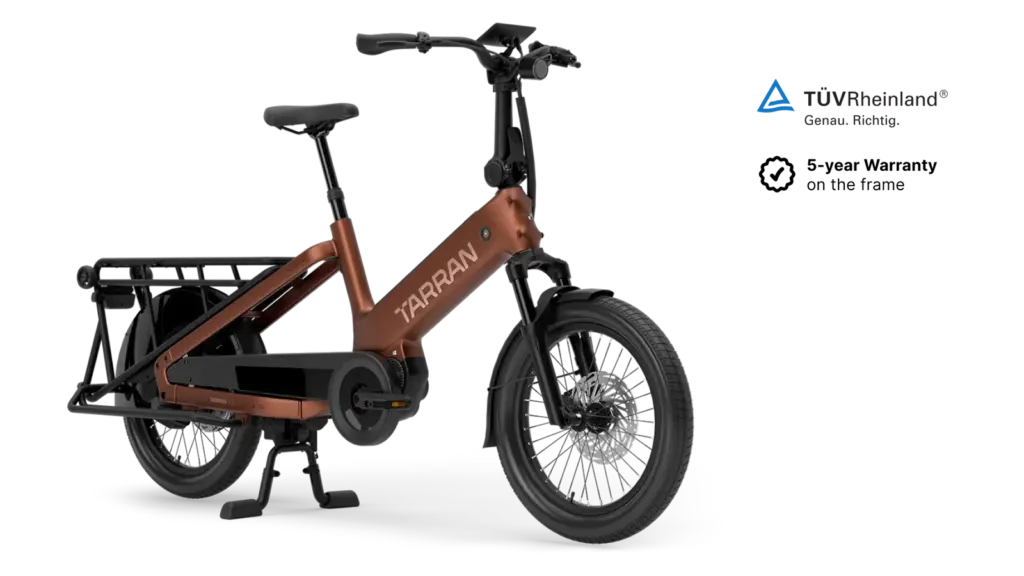 Das TARRAN L1 ist ein orangefarbenes Longtail E-Bike mit tiefem Einstieg, großer Ladefläche hinten und einem Akku im Unterrohr.