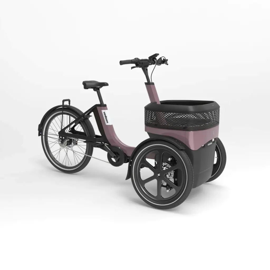 VanMoof Thuja Dreirad mit zwei Vorderrädern und großem Stauraum in einer staubigen Taupe-Farbe, isoliert auf weißem Hintergrund.