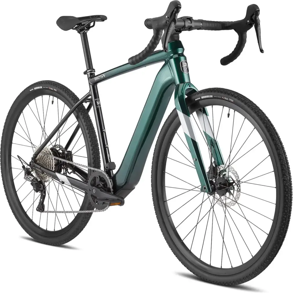 Gravel E-Bike der Marke BESV, Modell JGR 1.1, in der Farbe Metallic Malachit mit schwarzen Akzenten und Felgen. Das Fahrrad hat Dropbars und wird auf einem weißen Hintergrund präsentiert.