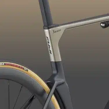 Detailaufnahme des Rahmens eines Fuji Kasane Rennrads mit sichtbarem 'Kasane' Schriftzug und Fuji Logo.