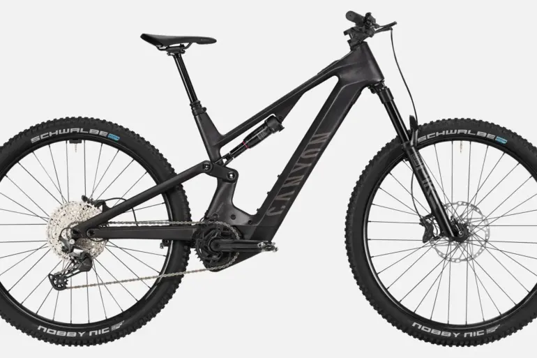 Canyon Neuron:ON CF 7 E-Mountainbike in schwarzer Stealth-Farbe mit Bosch Motor und Schwalbe Nobby Nic Reifen