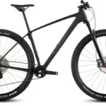 Seitenansicht des Cube Reaction C:62 Pro Blackline Mountainbikes mit schwarzem Carbonrahmen und Schwalbe Racing Reifen